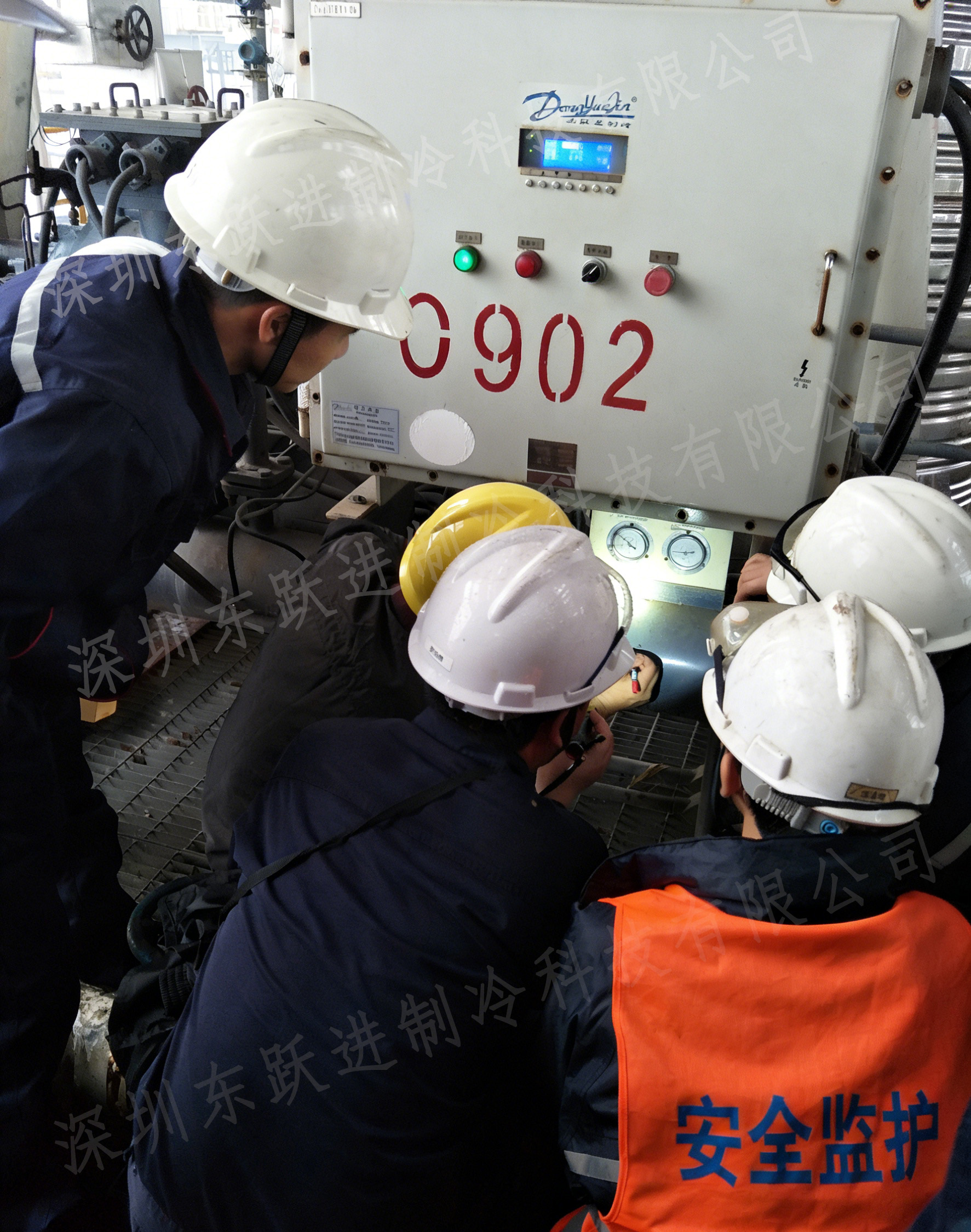 东跃进制冷工业冷水机高压故障维修现场